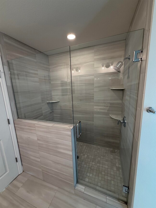 Building Photo - 5631 Fletcher Oaks Dr