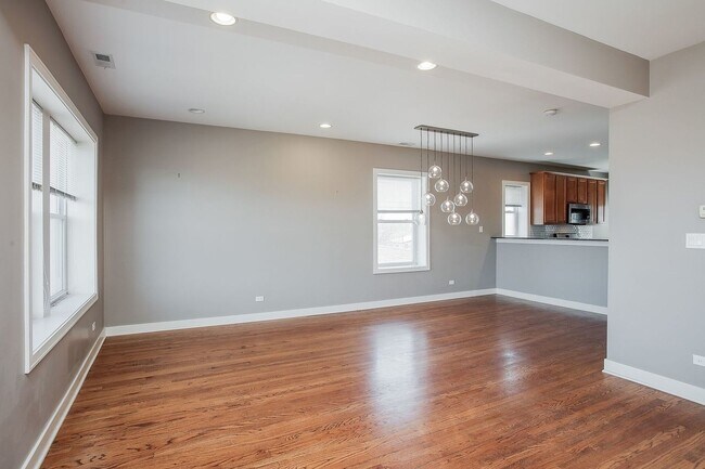 Building Photo - 3911 W Addison St