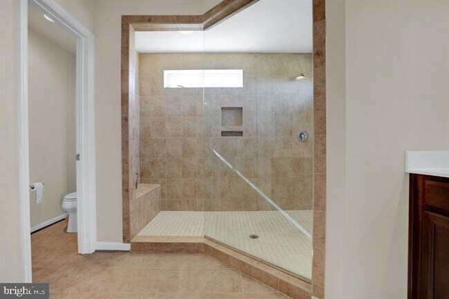 Building Photo - 4818 Clarendon Dr