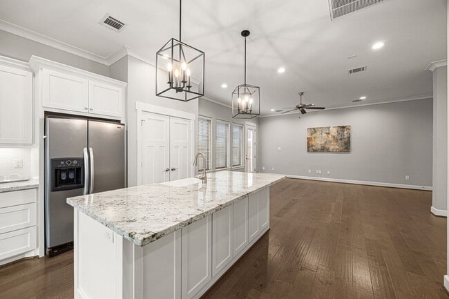 Building Photo - 2307 Langston St