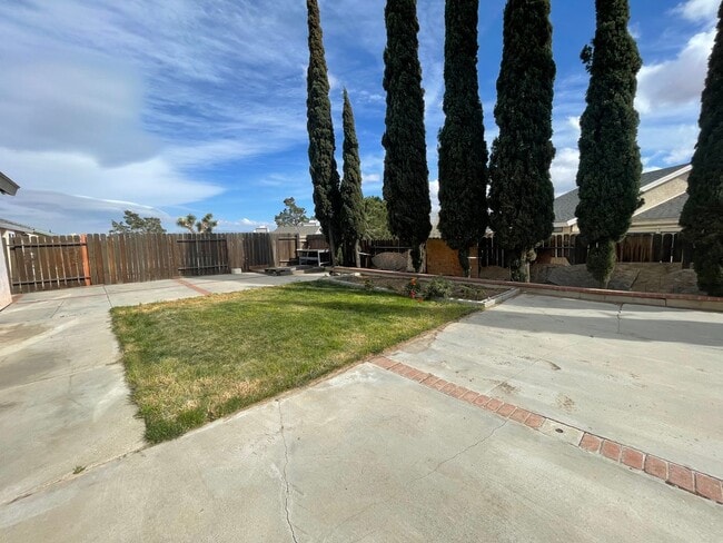 Building Photo - Charming Home in Hesperia- HOA Community- 3 Bedrooms, 2 Bathrooms, Community Park