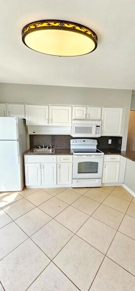Building Photo - 8529 Sunset Dr