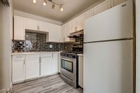 Building Photo - Charming Single-Level Townhome with Modern Flooring & Update Bathroom & Kitchen