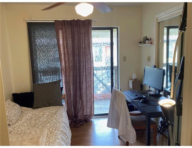 Building Photo - 806 W 24th St