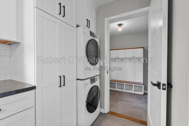 Building Photo - 851 Ward Ln