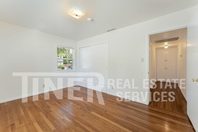 Building Photo - 541 Sandburg Dr