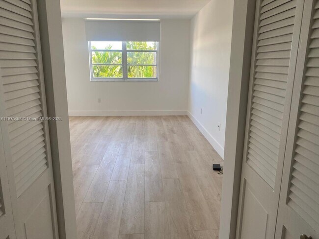 Building Photo - 500 Bayview Dr