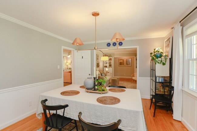 Building Photo - Charming 2BR in Historic Home – Bright, Sp...