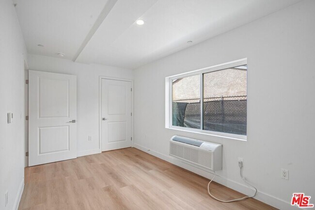 Building Photo - 3221 W 71st St