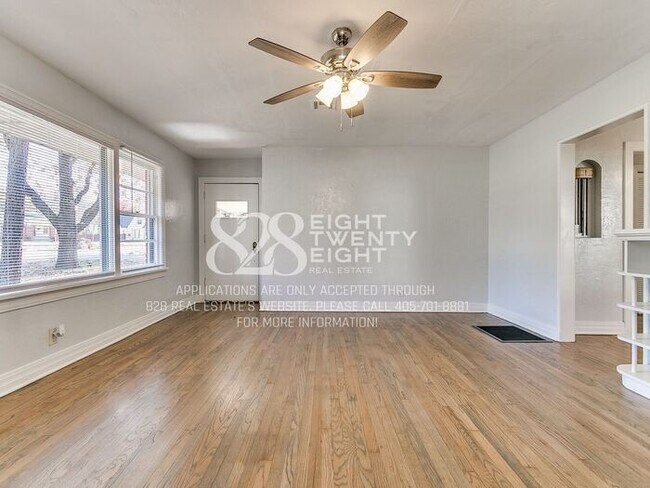 Building Photo - *AVAILABLE NOW!* 2 Bed/2 Bath Duplex Close to Campus Corner!