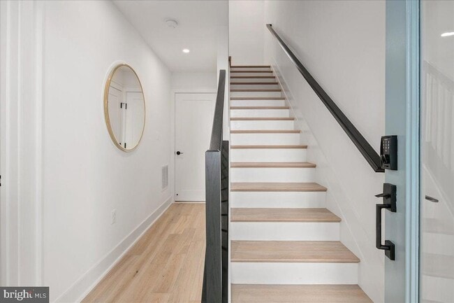 Building Photo - 909 N Irving St