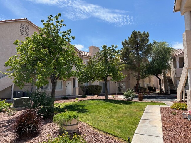 Building Photo - BEAUTIFULLY MAINTAINED 2 BEDROOM, 2 BATH C...