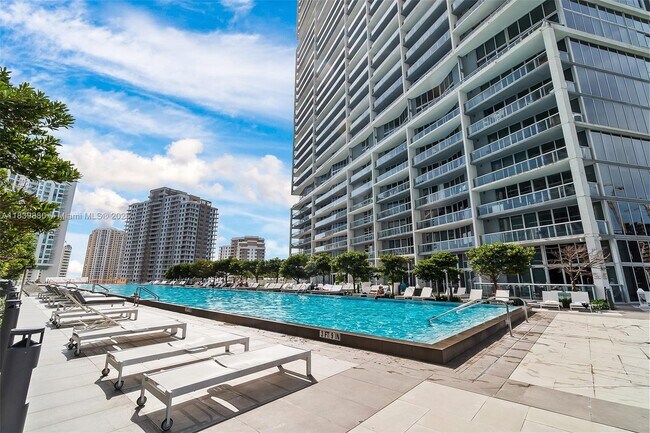 Building Photo - 495 Brickell Ave