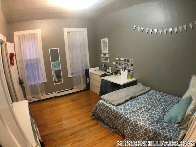 Building Photo - 168 Hillside St