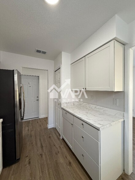 Building Photo - 5212 Vinecrest Cir