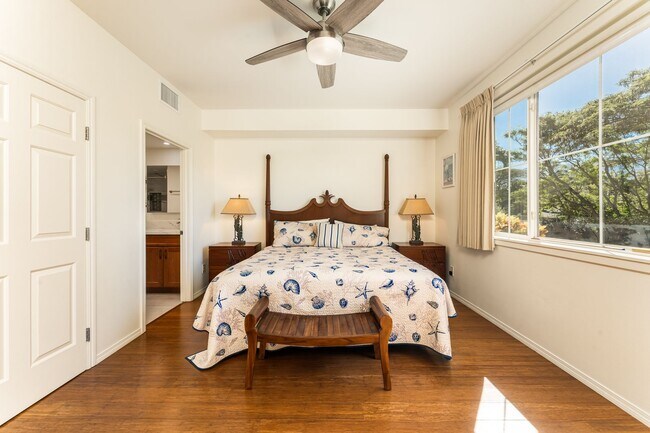 Building Photo - Beautiful Renovated and Furnished 2 bed/2 bath, walk to the beach