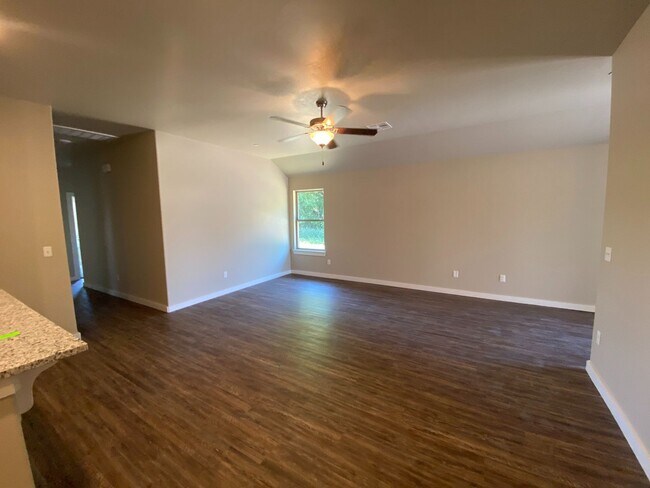 Building Photo - 3 bedroom 2 bath 2 car duplex available in Bethany!