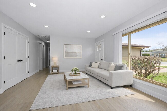 Building Photo - 7800 W Kingston Dr