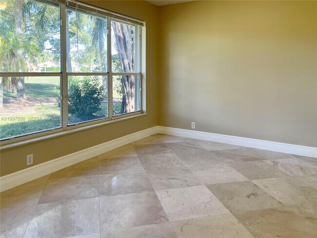 Building Photo - 2579 Mayfair Ln