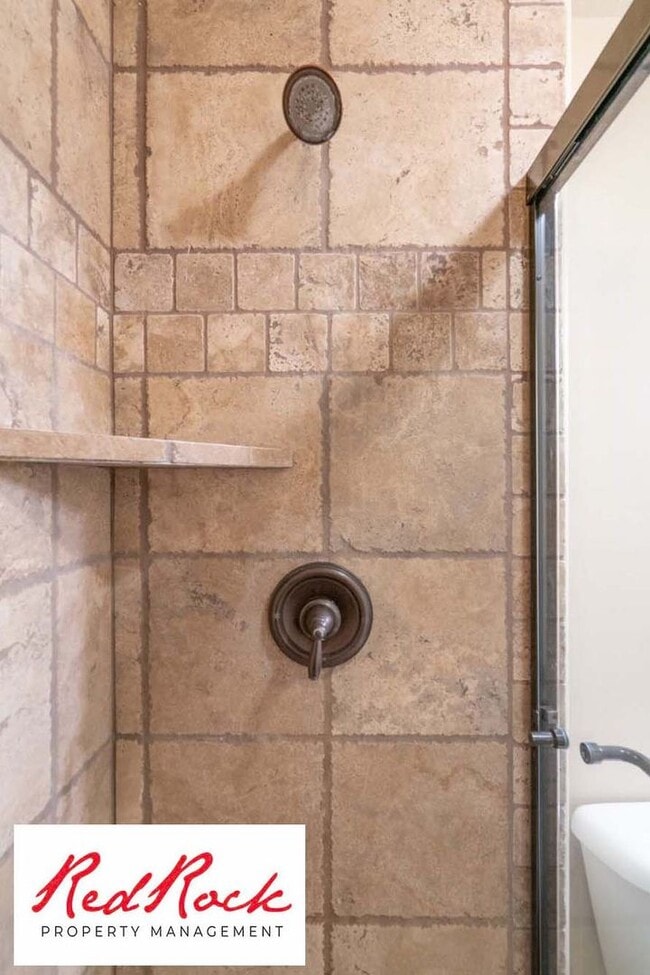 Building Photo - Beautiful Southgate Townhome!