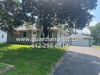 Building Photo - Shoreview House Available September 1st, U...