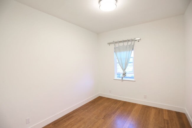 Building Photo - Spacious three-story 4BR/3BA single family home in Bernal Heights, Deck, View,W/D,Storage(637 Per...