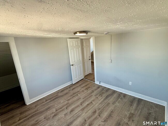 Building Photo - 205 Shaw St