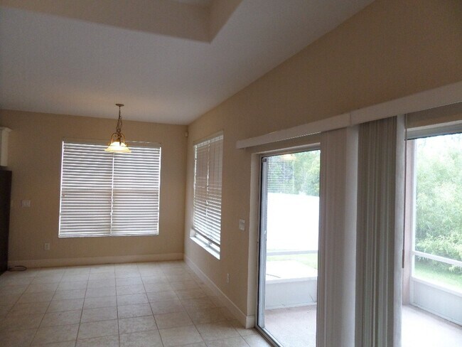 Building Photo - Hunters Ridge Beauty