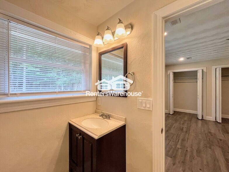 Building Photo - 421 Fernwood Farms Rd