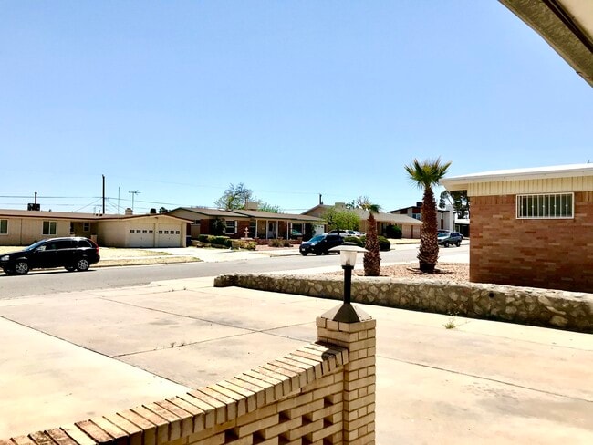 Building Photo - 10229 Ashwood Dr