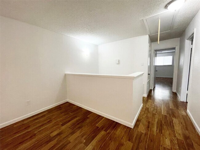 Building Photo - 13897 Hollowgreen Dr