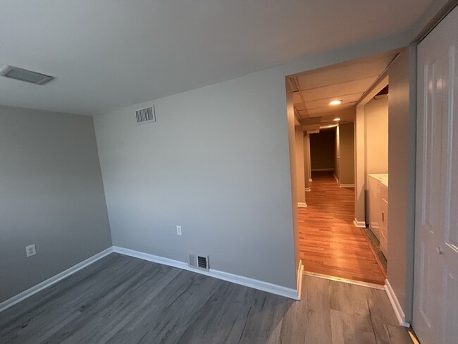 Building Photo - 3 Bedroom SemiDetached home