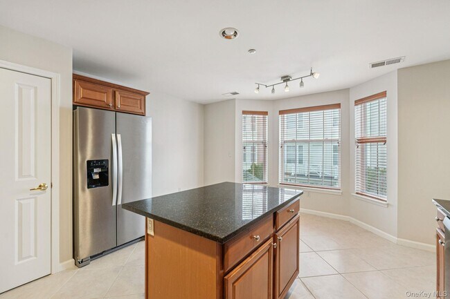 Building Photo - 10 Bridge Ln