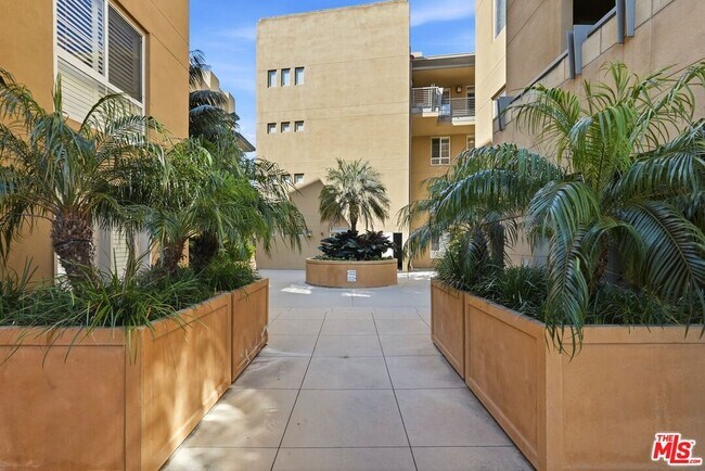 Building Photo - 5831 Seawalk Dr