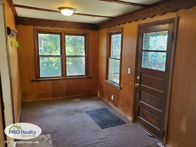 Building Photo - Charming 4 Bedroom Home