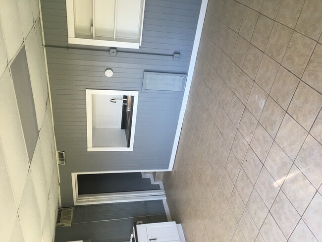 Building Photo - 393 Wellington Ave