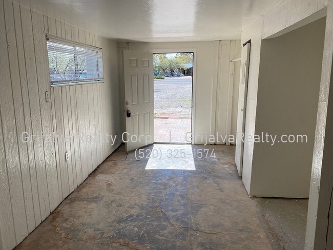 Building Photo - Cute & Cozy 1 Bedroom House on Large Lot (...