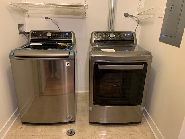 Building Photo - 843 W Monroe St