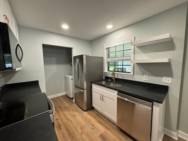 Building Photo - 2 Bed 1 Bath House