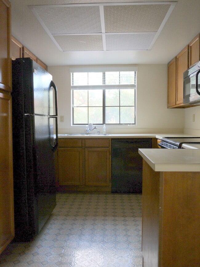 Building Photo - Great Location! 1 Bedroom 1 Bathroom Condo...