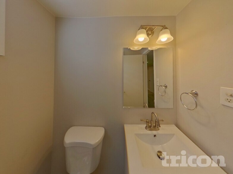 Building Photo - 3514 E La Salle St