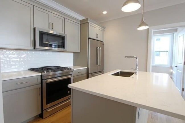 Building Photo - Room Available in Modern 2BR Condo – Jeffr...