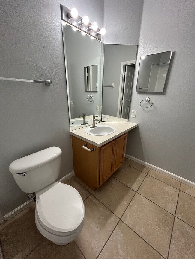 Building Photo - Spacious 2/2 Condo in Gated Orlando Commun...