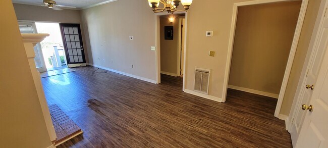 Building Photo - 22 River Run Dr
