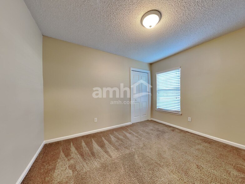 Building Photo - 9261 Redtail Dr