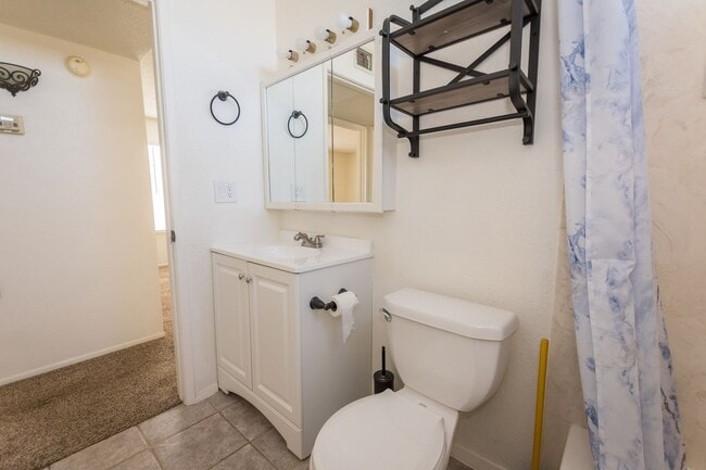 Building Photo - Cozy Condo! 2 Bedroom, 1 Bath, Washer & Dryer and Jacuzzi included!