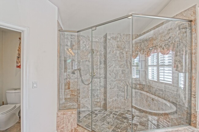 Building Photo - VERY SPACIOUS, BRIGHT & AIRY HOME W/ UNIQU...