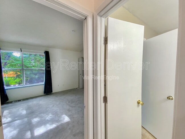 Building Photo - 10587 W Maplewood Dr