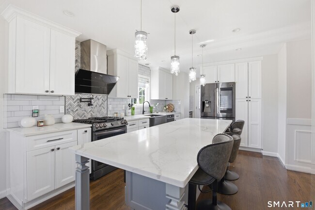 Building Photo - 305 Sylvan St