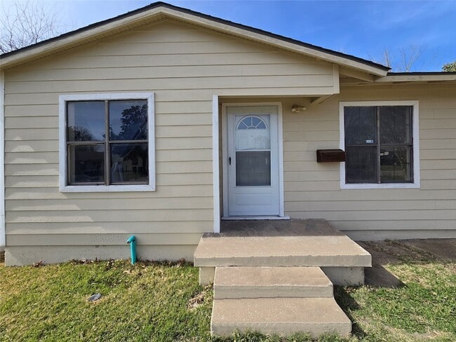 Building Photo - 12121 Hoblitzelle Dr